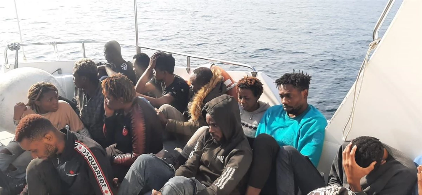 Çanakkale\'de Türk kara sularına itilen 14 düzensiz göçmen kurtarıldı