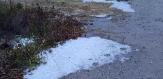 Ceviz büyüklüğünde yağan dolu tenteyi ve masayı delip geçti