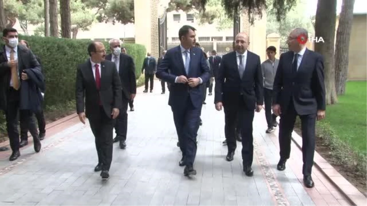 Son dakika: Çevre, Şehircilik ve İklim Değişikliği Bakanı Kurum, Azerbaycan\'daKurum, Bakü\'de şehitlikleri ziyaret etti