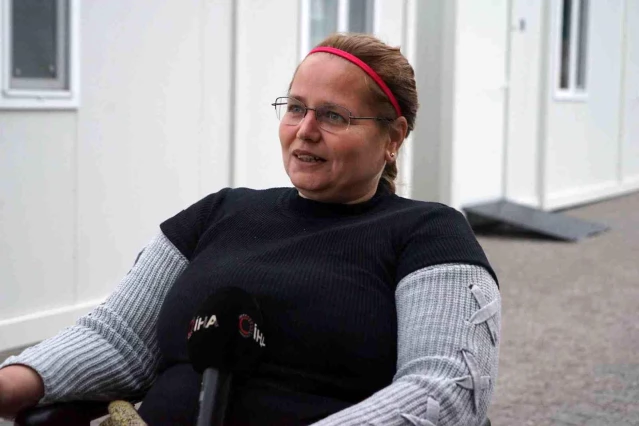 Doğuştan yürüme engelli Zübeyda'nın akülü sandalye sevinci