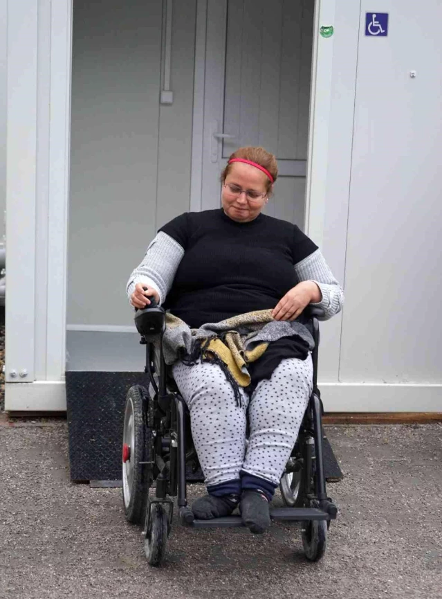 Doğuştan yürüme engelli Zübeyda'nın akülü sandalye sevinci