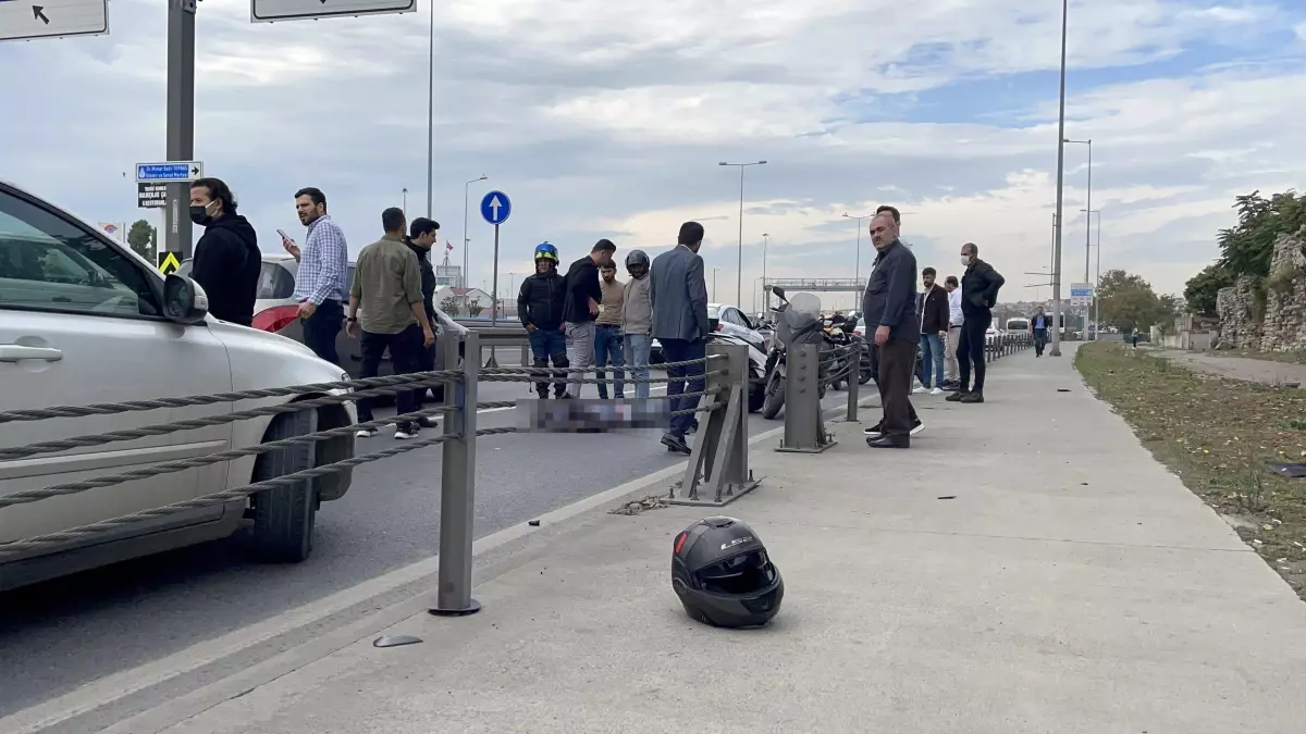 Son dakika haber... Fatih\'te bariyerlere çarpan motosikletin sürücüsü hayatını kaybetti