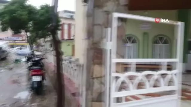 Son dakika haberi! Fırtına ortalığı savaş alanına çevirdi... Çatılar uçtu, minareler devrildi