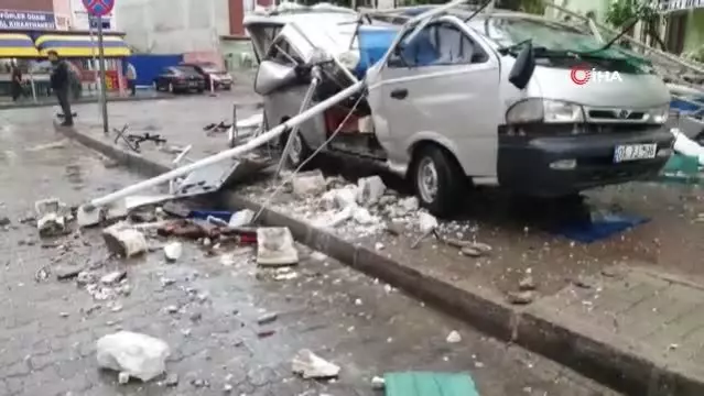 Son dakika haberi! Fırtına ortalığı savaş alanına çevirdi... Çatılar uçtu, minareler devrildi