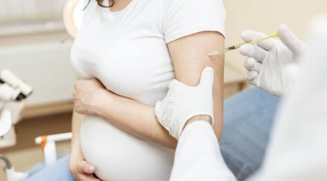Son Dakika! Sağlık Bakanlığı, gebeliğin ilk 3 ayından sonra koronavirüs aşısı uygulanmasını tavsiye etti
