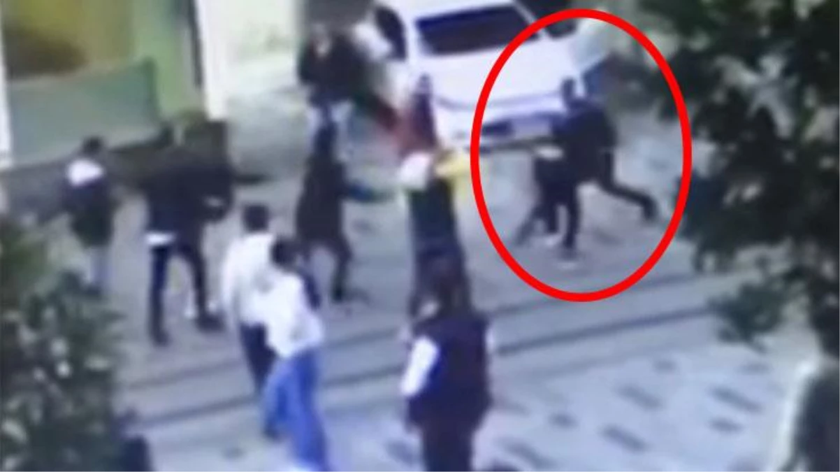 Saniye saniye kameralara yansıdı! Taksim\'de yol kavgasında 1 kişi vuruldu