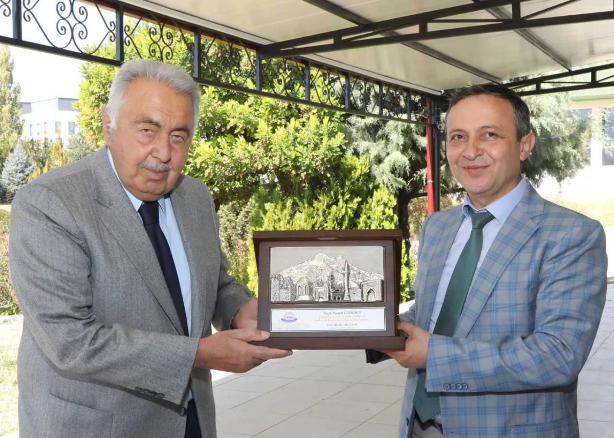 Hayırsever iş insanından Erciyes Üniversitesine cihaz bağışı