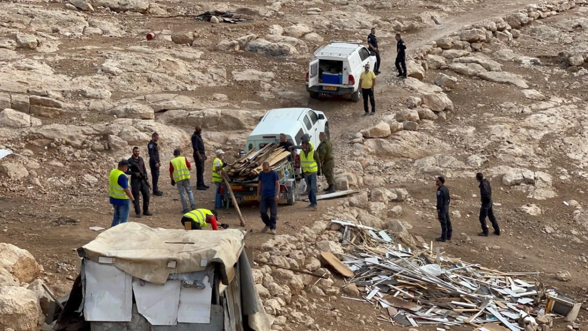 İsrail güçleri Doğu Kudüs\'te Filistinli bedevilere ait bir evi yıktı