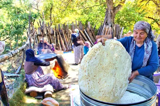 Kahramanmaraşlı kadınların kış ekmeği hazırlığı