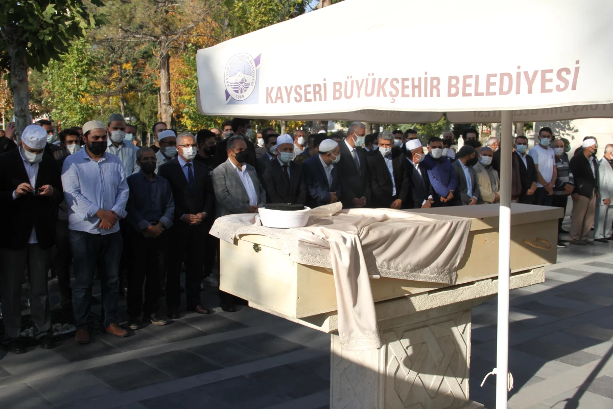 Son dakika! Kayseri\'de yoğun bakımda aşı çağrısı yapan Kovid-19 hastası imamın cenazesi defnedildi
