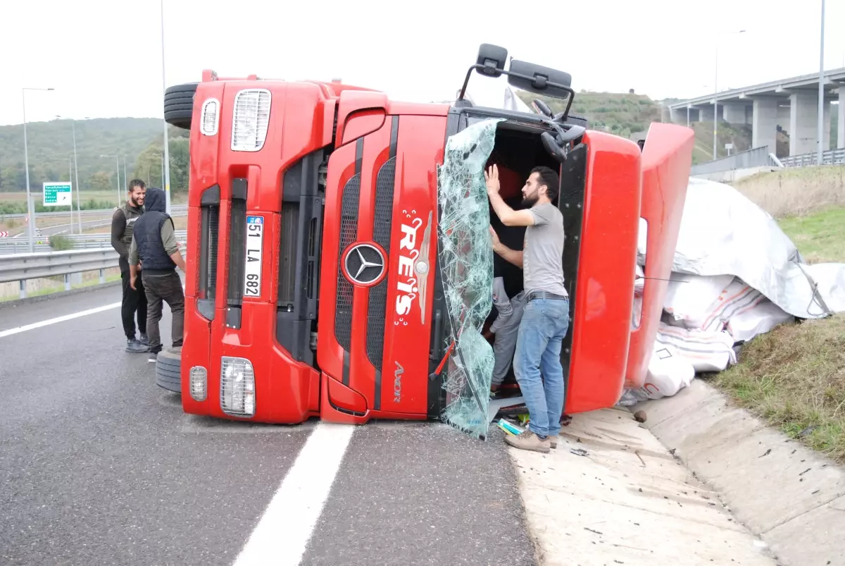 Kuzey Marmara Otoyolu\'nda tır devrilmesi sonucu 2 kişi yaralandı