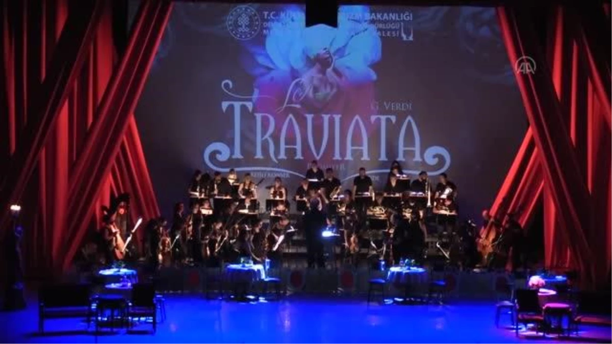 "La Traviata"dan uyarlanan rejili konserin prömiyeri yapıldı