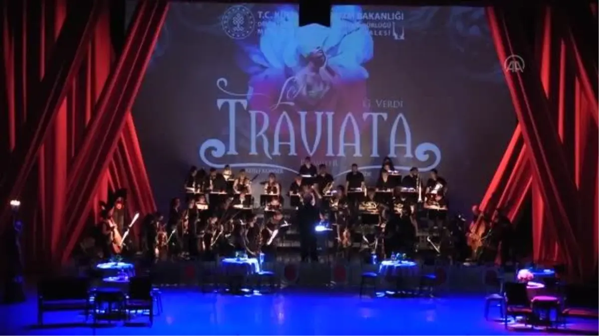 "La Traviata"dan uyarlanan rejili konserin prömiyeri yapıldı