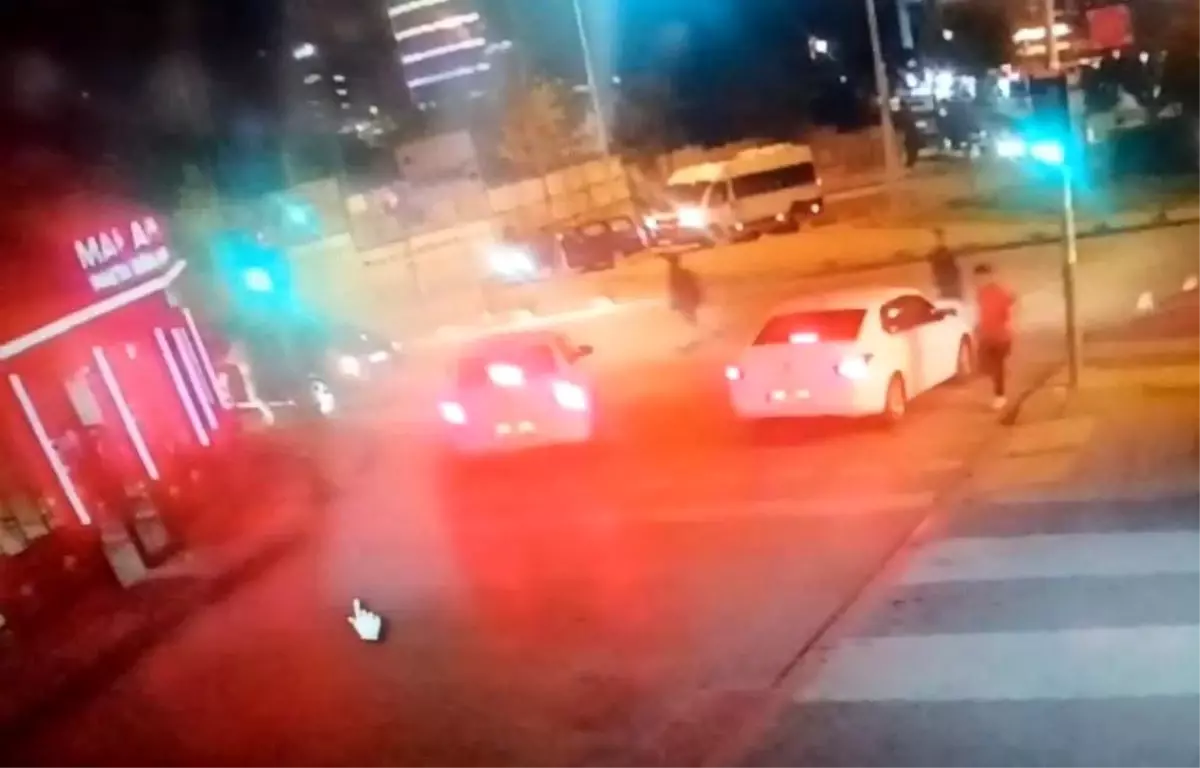 Maltepe\'de yolun karşısına geçen kadına otomobil çarptığı anlar kamerada