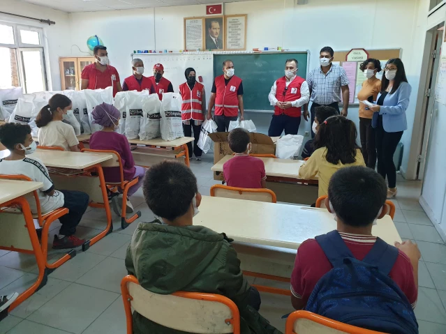 Osmaniye'de Türk Kızılaydan öğrencilere kırtasiye desteği