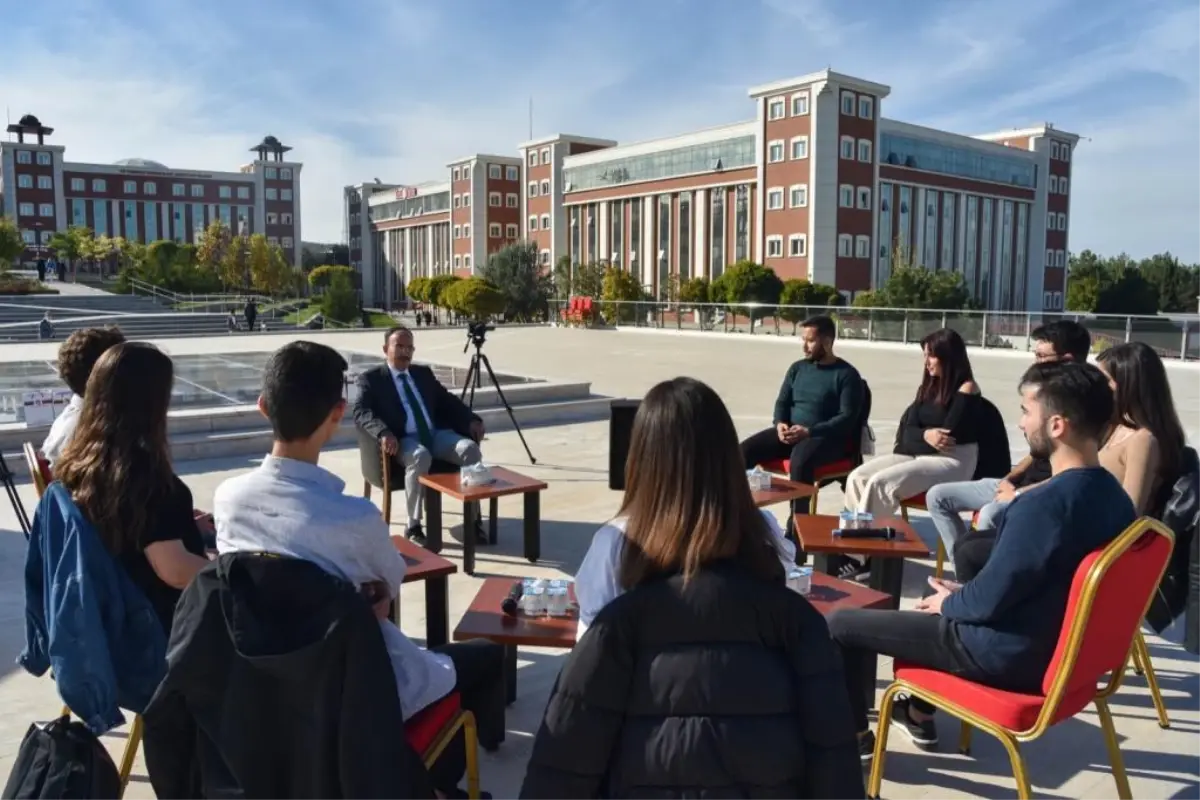 Rektör Beydemir kendisini sosyal medyadan kahve içmeye davet eden gençlerle buluştu