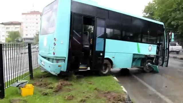 Sağanakta halk otobüsü orta refüje çıktı