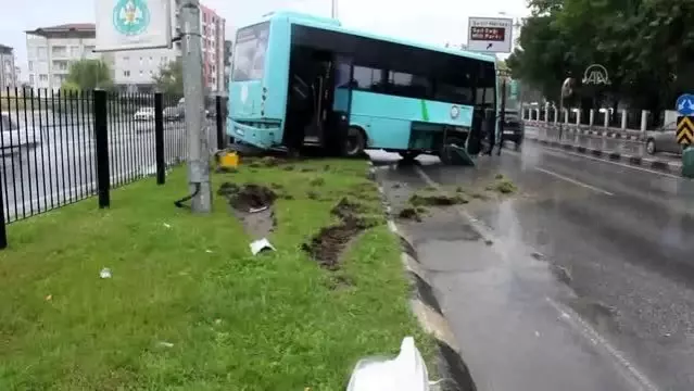 Sağanakta halk otobüsü orta refüje çıktı