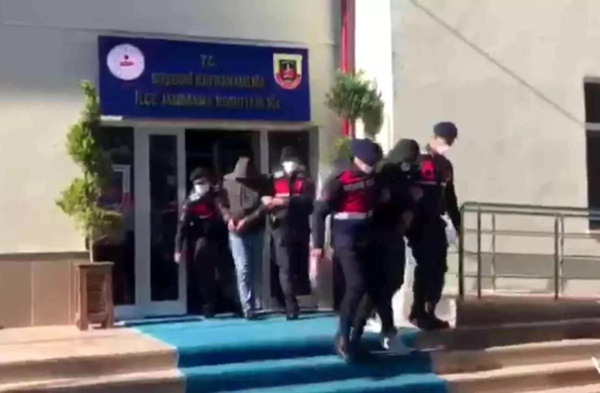 Sahte jandarmalar gerçek jandarmalara yakalandı