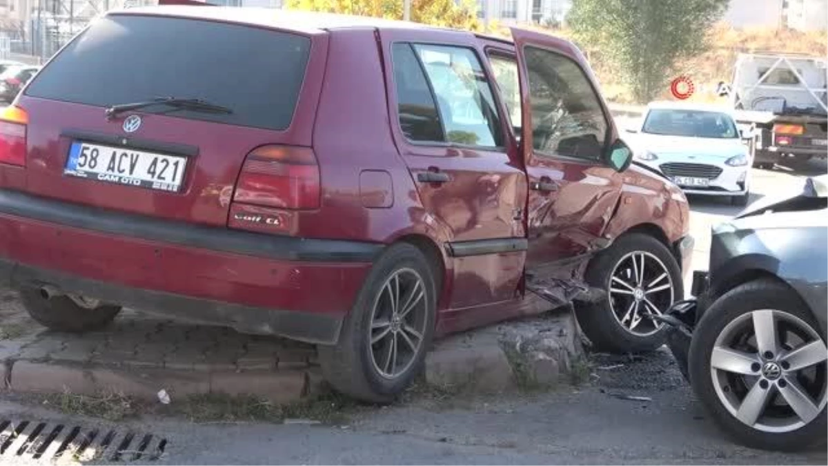 Sivas\'ta iki otomobil çarpıştı: 4 yaralı