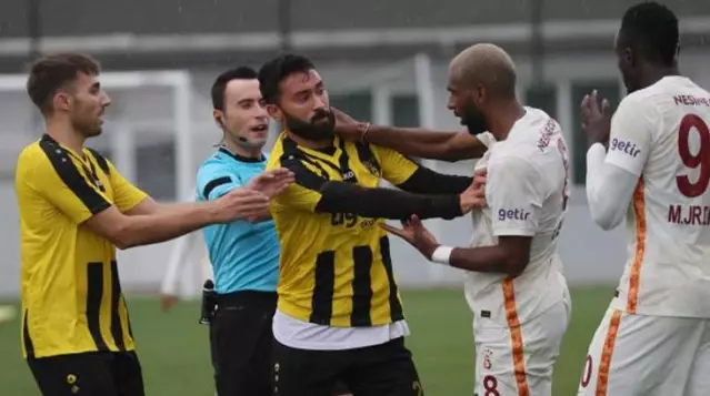 Florya'da olay çıktı! Rakibinin boğazına yapışan Babel'i takım arkadaşları zor ayırdı Florya'da olay çıktı! Rakibinin boğazına yapışan Babel'i takım arkadaşları zor ayırdı