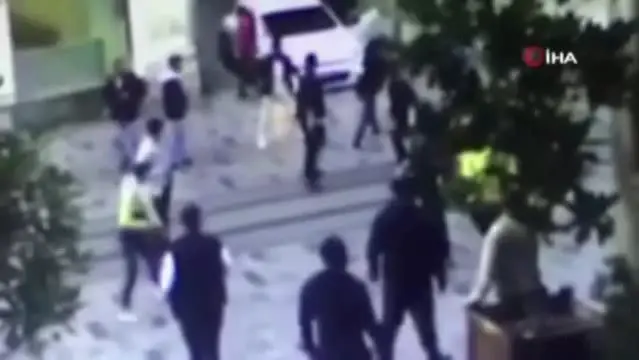 Taksim'de ortalığı karıştıran silahlı kavga: Yolu açın deyince kalçasından vuruldu