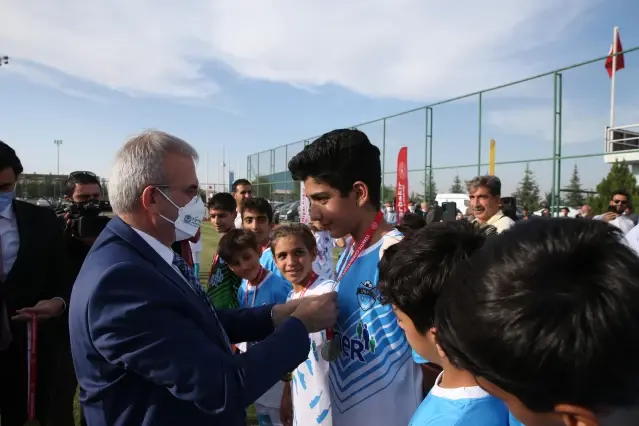 UYAFA seçmelerinde dereceye giren sporculara Vali Karaloğlu kupalarını verdi