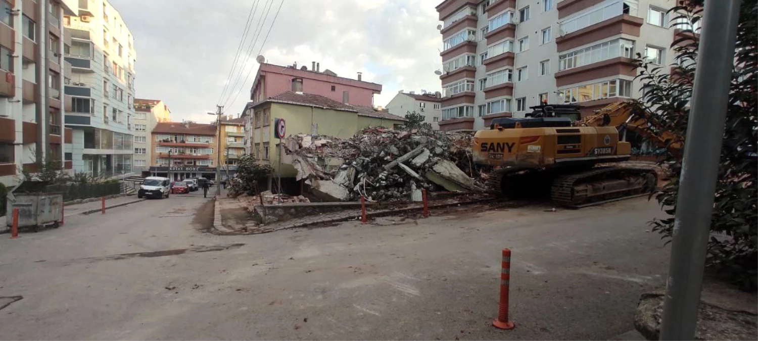 Son dakika haberi... Yıkılan bina elektrik tellerine çarptı, ortalık savaş alanına döndü