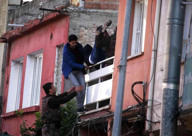 72 yıl hapis cezasıyla aranırken ablasını ve yeğenlerini rehin alan hükümlü yakalandı