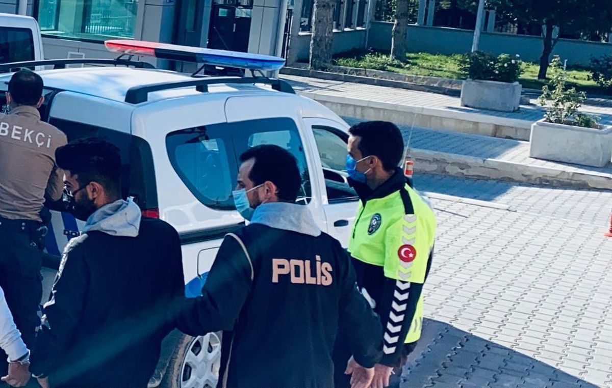 Afyonkarahisar\'da iki otomobilde 5 düzensiz göçmen yakalandı
