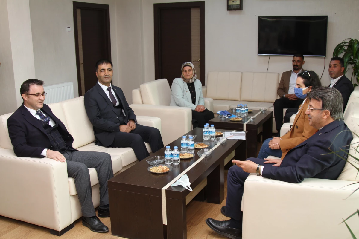 AK Parti Van İl Başkanı Türkmenoğlu, Kaymakam Nasır\'ı ziyaret etti