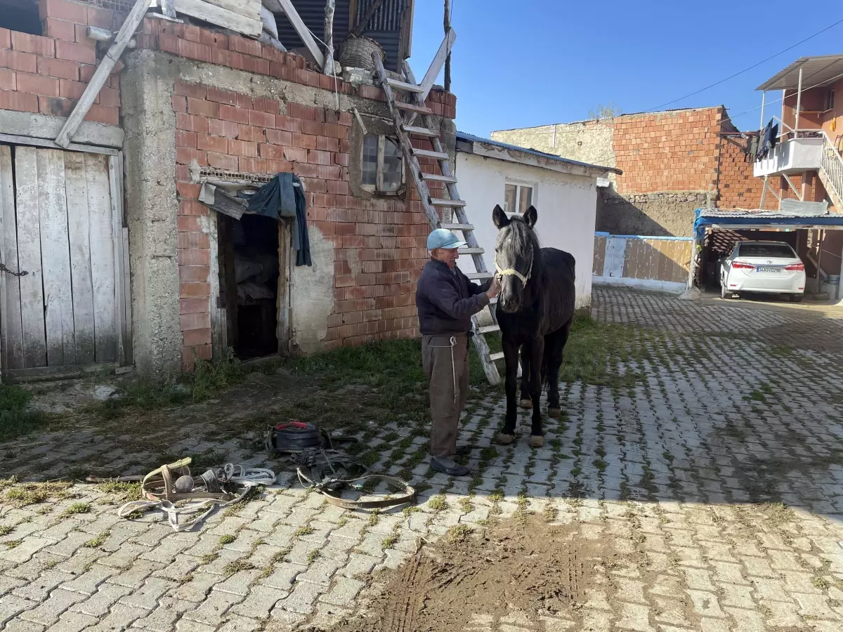 Atıyla aşındırdığı yollarda 54 yıldır köy köy gezip çerçilik yapıyor