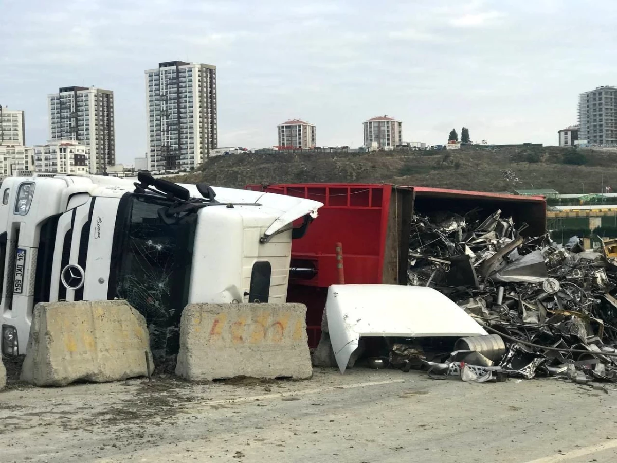 Başakşehir\'de hurda yüklü tır devrildi, sürücü camı kırarak dışarı çıktı