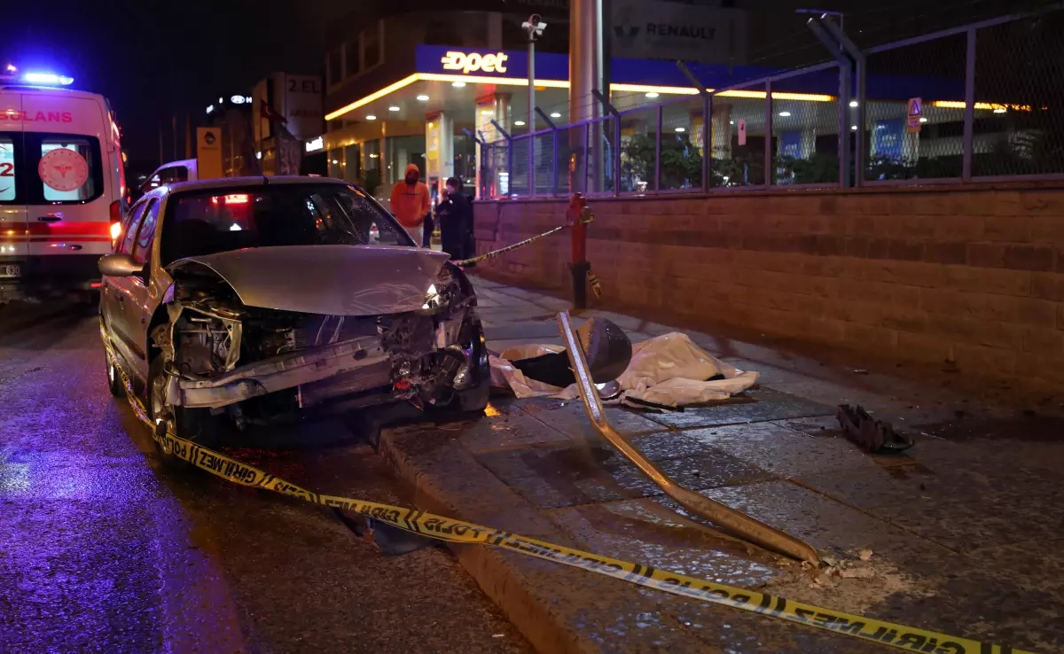 Yoldan çıkarak refüje çarpan otomobilin sürücüsü öldü