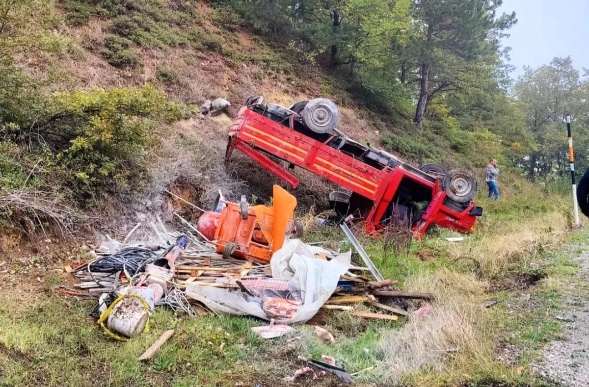 Bursa\'da freni patlayan kamyonet şarampole yuvarlandı: 3 yaralı