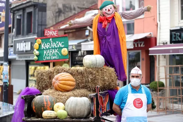 Edirne'de vatandaşlar festivale kabak tatlısı ikramıyla davet edildi