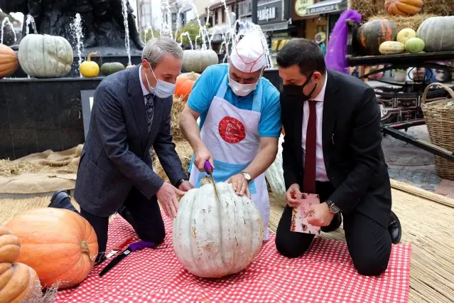 Edirne'de vatandaşlar festivale kabak tatlısı ikramıyla davet edildi