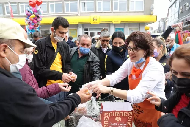 Edirne'de vatandaşlar festivale kabak tatlısı ikramıyla davet edildi