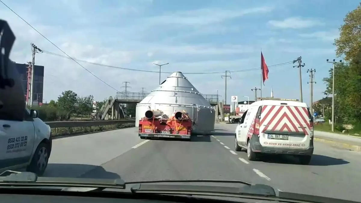 Eninden büyük yük taşıyan tır trafiği yavaşlattı