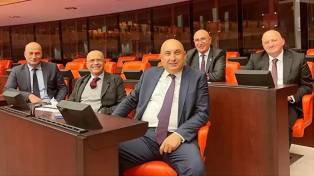 CHP\'li vekillerin fotoğrafına yapılan espri çok konuşuldu: Şampuan reklamı gibi