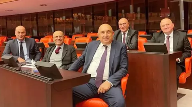 CHP'li vekillerin fotoğrafına yapılan espri çok konuşuldu: Şampuan reklamı gibi