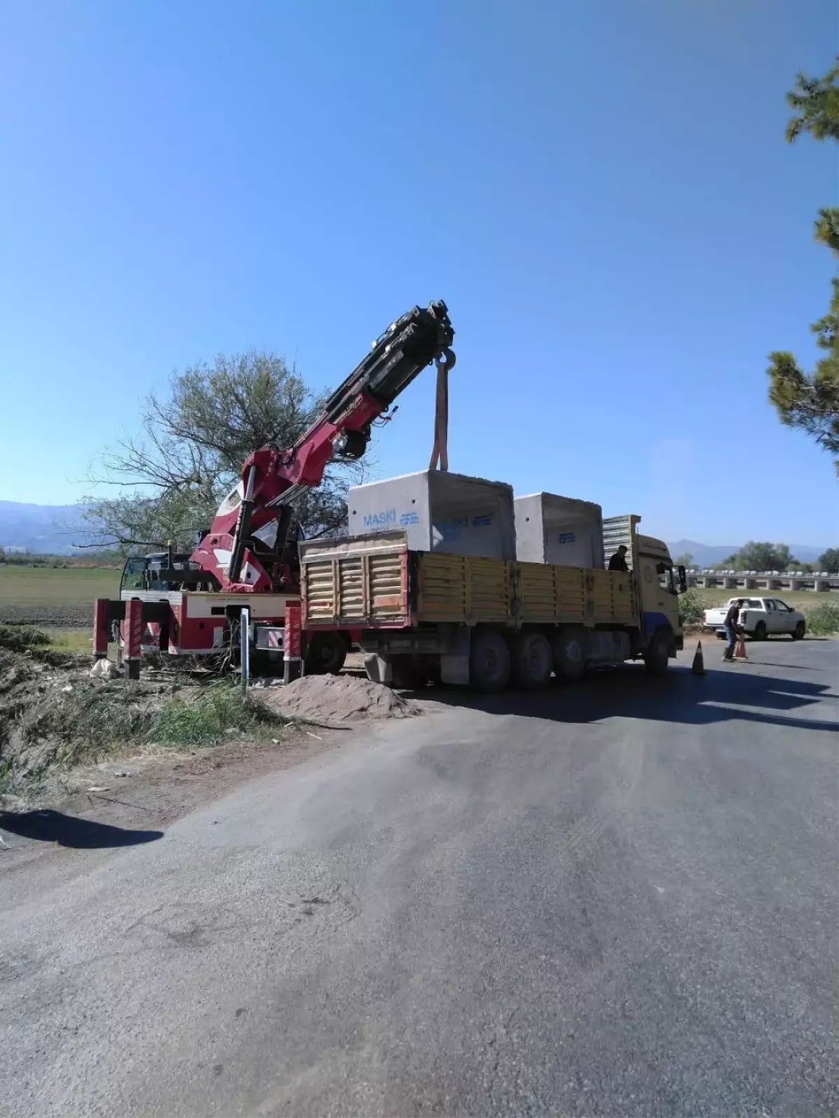 Dibekdere Mahallesinde yol geçişleri güvenli hale geliyor