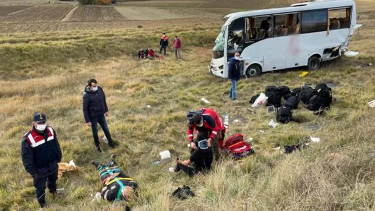 Polis memurlarını taşıyan midibüs kaza yaptı: 12 yaralı