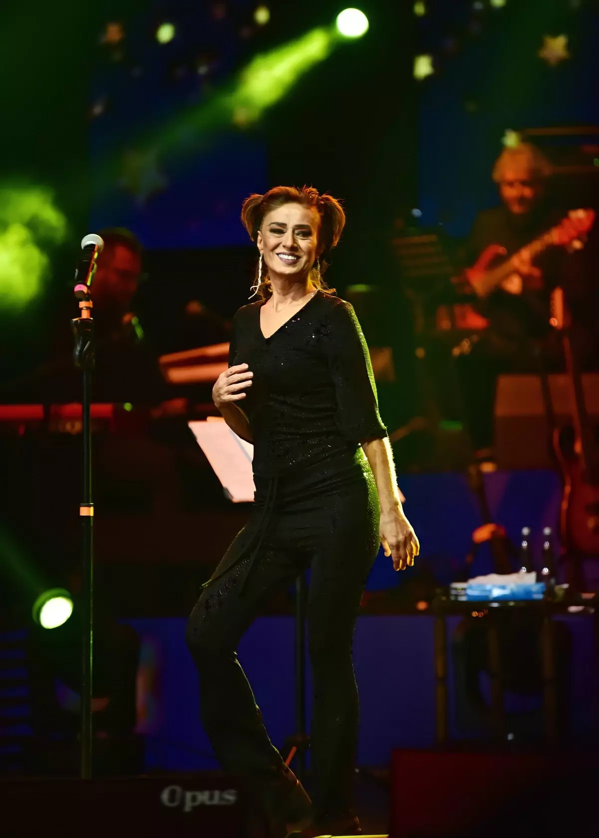 Yıldız Tilbe, önceki akşam Harbiye Cemil Topuzlu Açıkhava Tiyatrosu\'nda hayranlarıyla buluştu