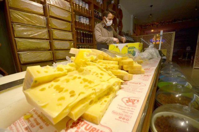 Sezonun ilk gravyer peyniri tezgahlarda yerini aldı
