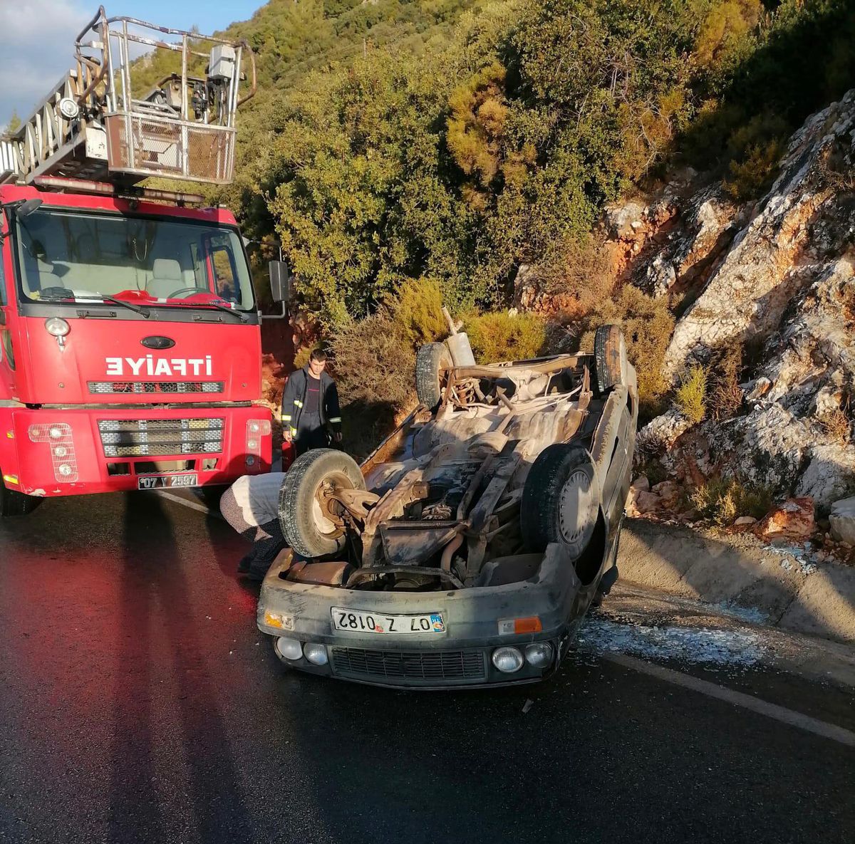 Kaş\'ta takla atan otomobildeki 2 kişi yaralı