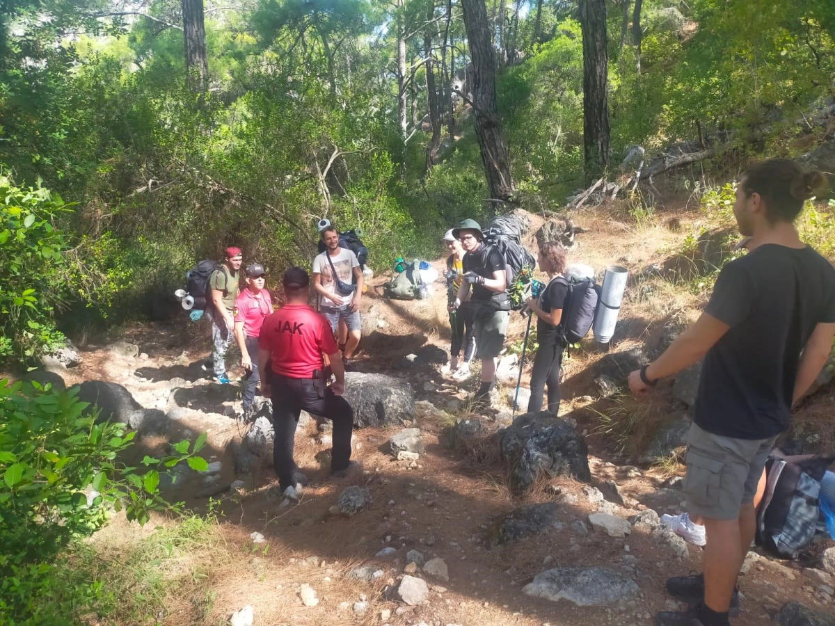 Kemer\'deki orman yangını nedeniyle Likya Yolu\'ndaki turistler tahliye edildi