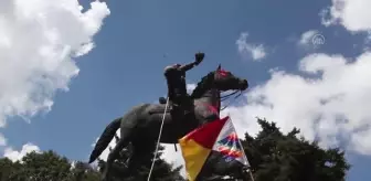 Kolomb Günü'nde Eski Guatemala Devlet Başkanı Barrios'un heykeline zarar verdiler