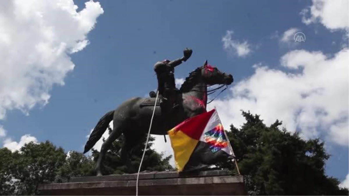Kolomb Günü\'nde Eski Guatemala Devlet Başkanı Barrios\'un heykeline zarar verdiler