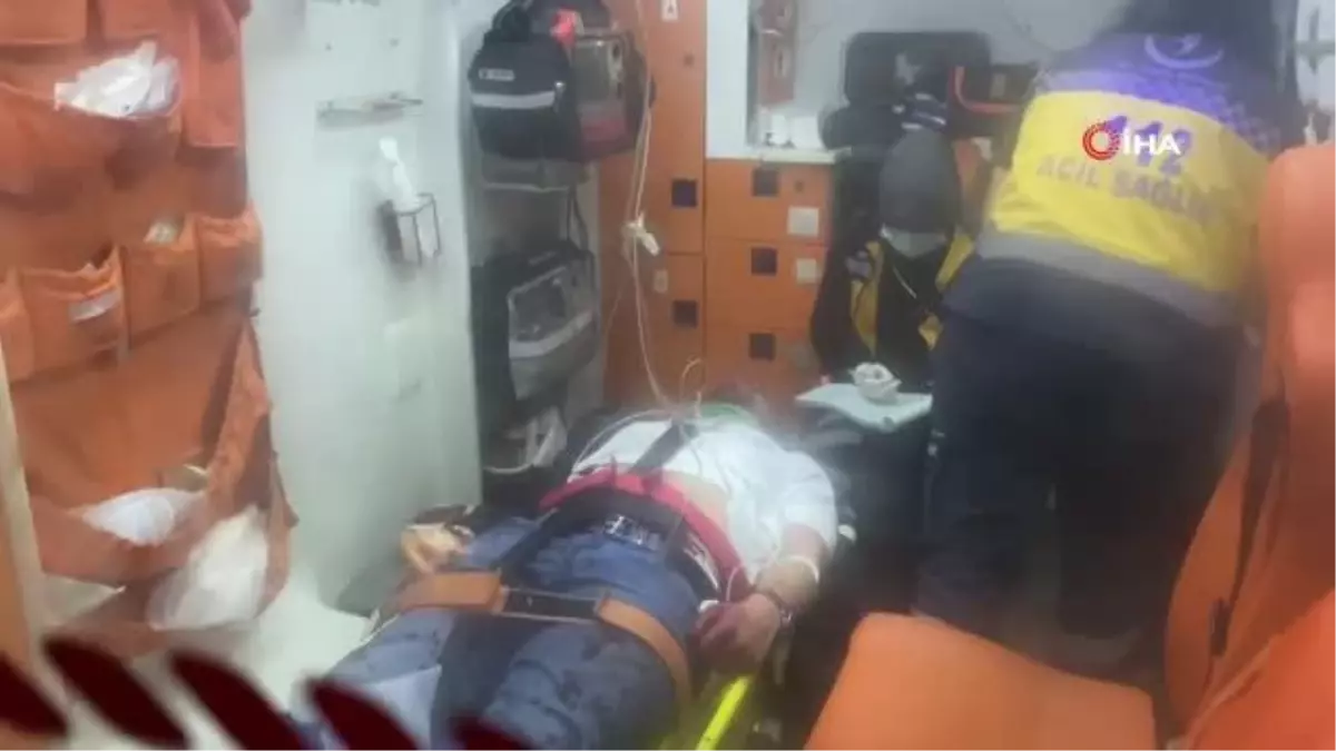 Kontrolden çıkan otomobili 30 metrelik uçurumdan düşmekten aydınlatma direği kurtardı